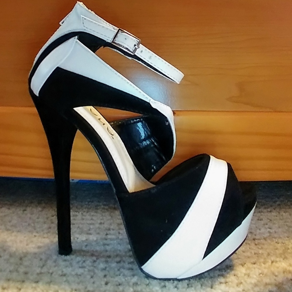 Liliana Brand (size 6) black & White
